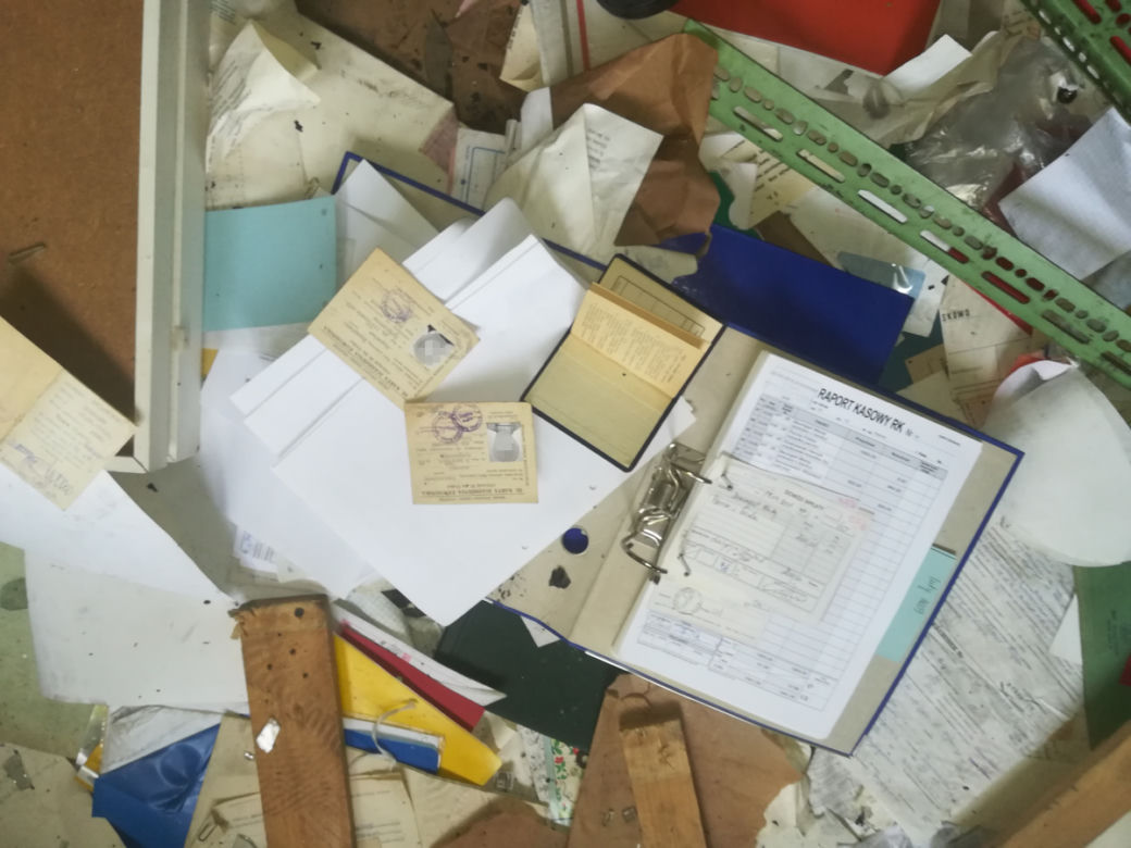 Dokumenty z danymi osobowymi w pustostostanie