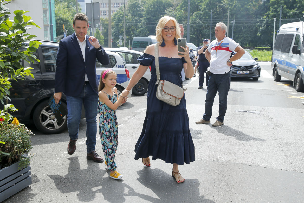 Rafał Trzaskowski wygląda, jakby niechcący wpadł w kadr Agacie Młynarskiej