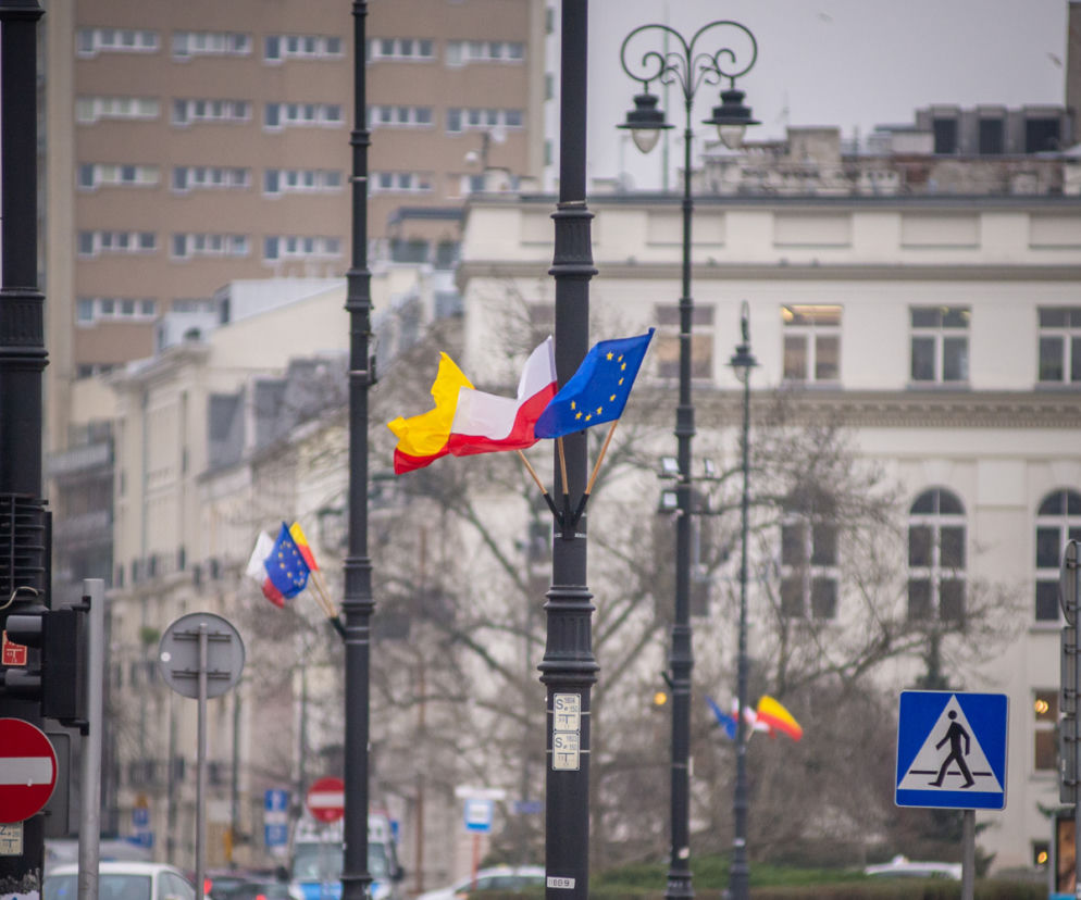 Flagi na ulicach Warszawy. Co się dzieje