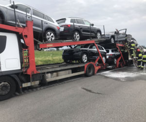Pożar lawety z samochodami na obwodnicy Augustowa