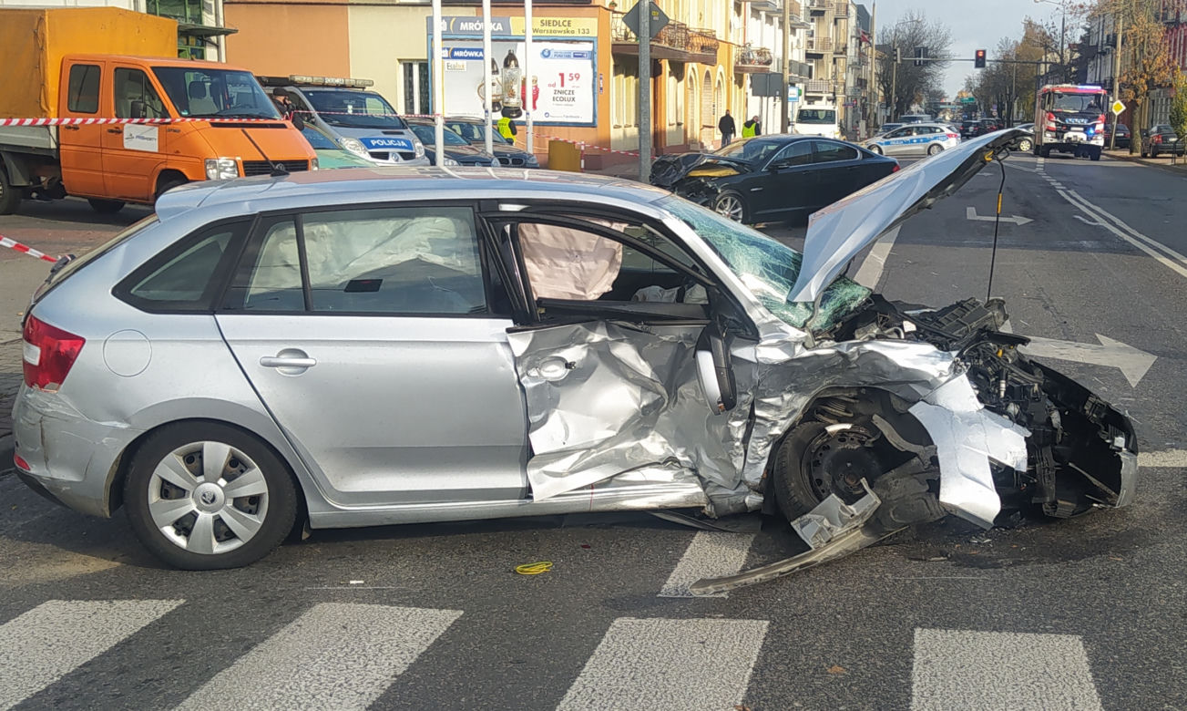 Makabra w Siedlcach. Jaguarem staranował skodę