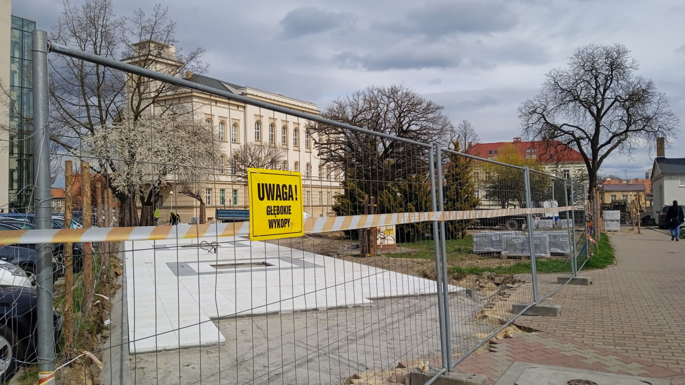 Modernizacja placu Słowiańskiego w Zielonej Górze. Jak przebiegają prace?