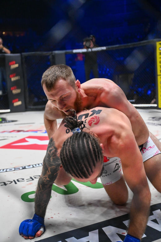 XTB KSW 121. Potężny cios w krocze, trybuny zamarły!