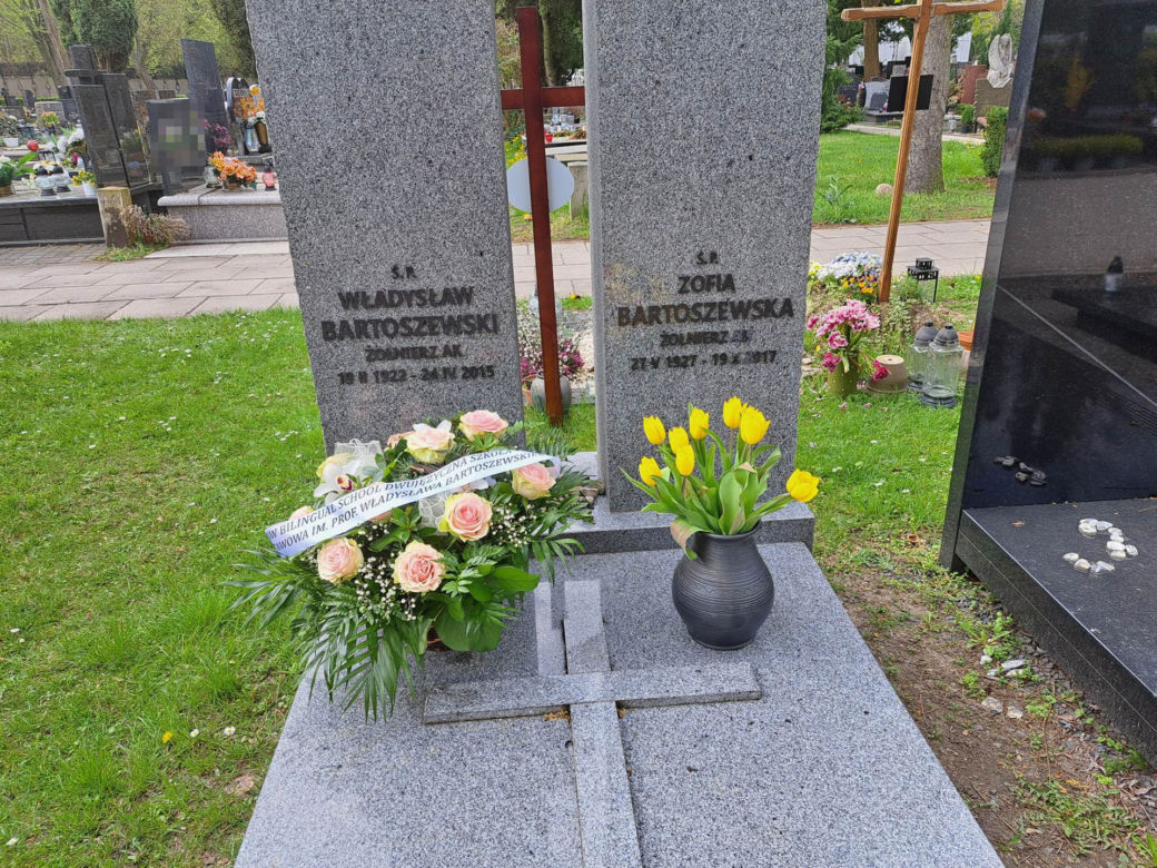 Tak wygląda grób prof. Bartoszewskiego w 8. rocznicę śmierci