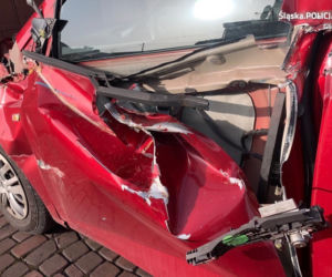 Wjechał obrzydliwie drogim autem pod pociąg. 50-latek ominął rogatki! Została tylko rejestracja