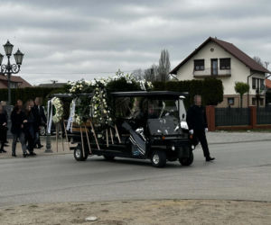 Porwali i skatowali Adriana z Ciechanowa. Bliscy żegnają 23-latka