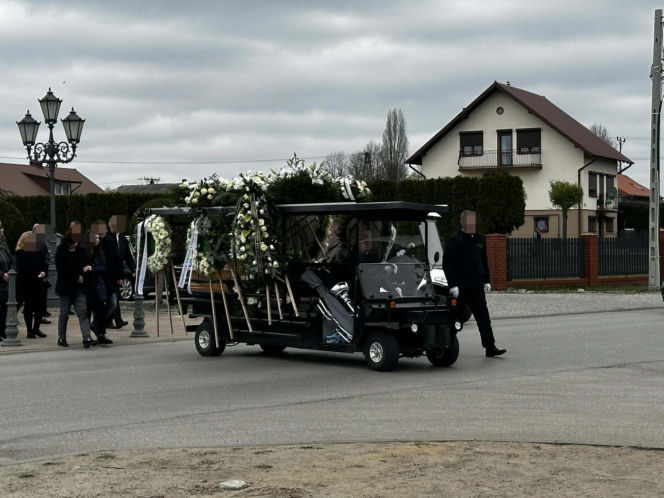 Porwali i skatowali Adriana z Ciechanowa. Bliscy żegnają 23-latka