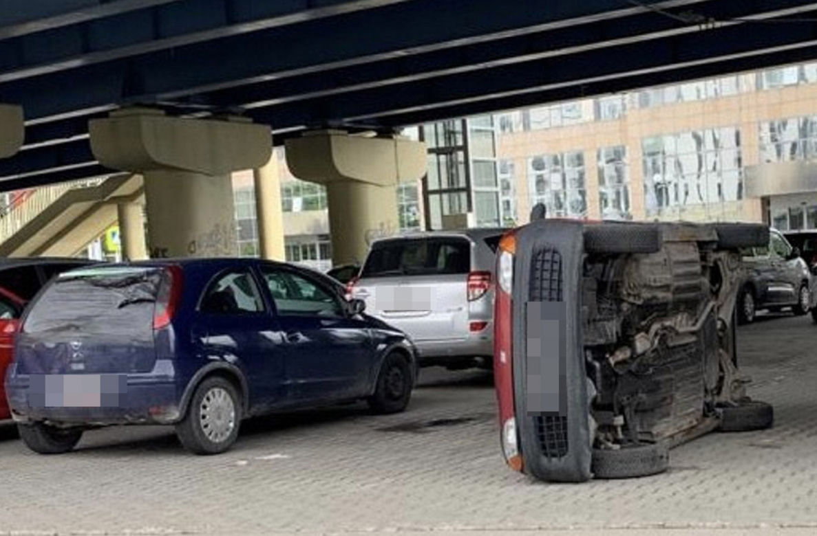 Warszawa. Głupi żart czy forma zemsty? Seicento wylądowało na boku