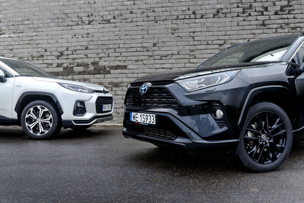 Suzuki Across Plug-in Hybrid i-AWD e-CVT Elegance & Toyota RAV4 Hybrid i-AWD e-CVT Black Edition by JBL