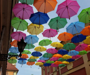 Leszno znów zdobią parasolki. Mienią się nad ul. Wróblewskiego kolorami tęczy
