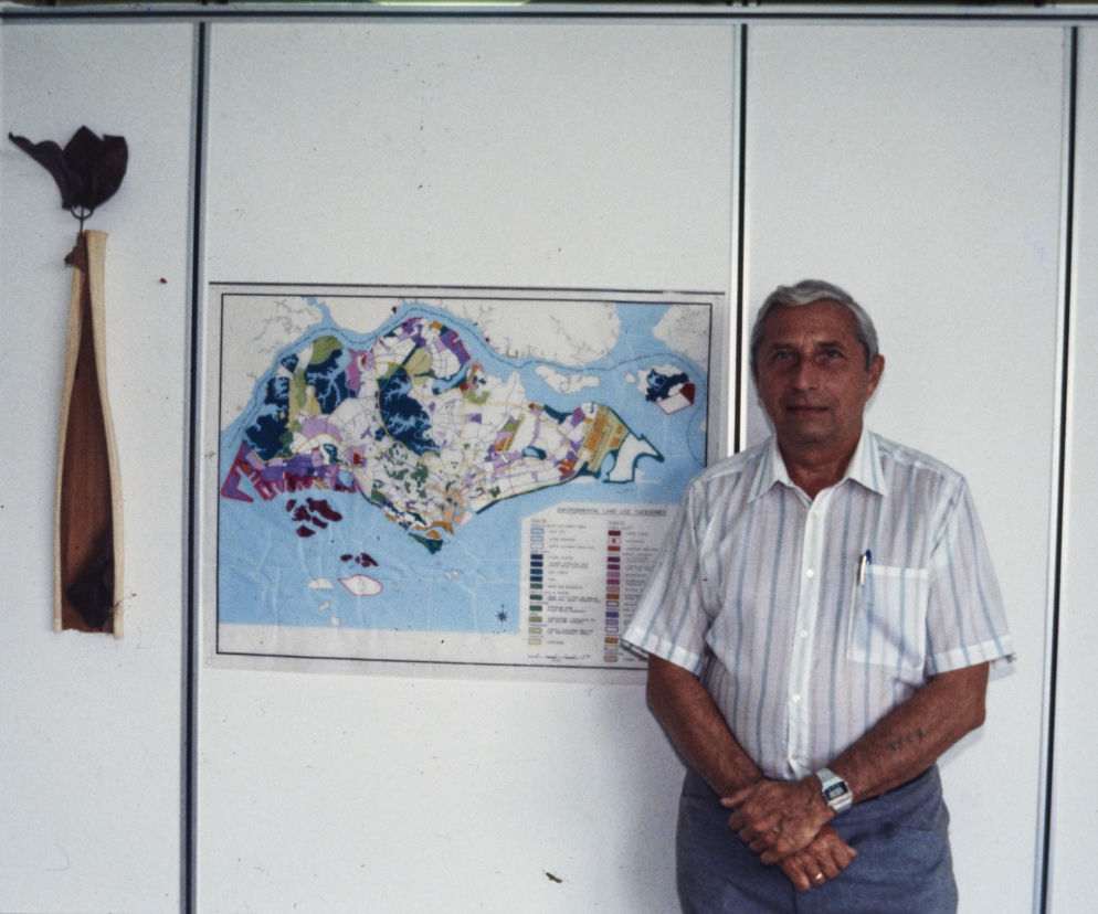 Krystyn Olszewski podczas prac projektowych nad planem koncepcyjnym Singapuru