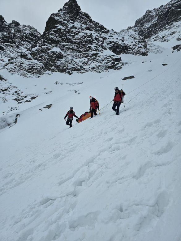 Wypadek w Tatrach! Snowboardzista ranny na Rysach, dramatyczna akcja TOPR