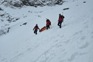 Wypadek w Tatrach! Snowboardzista ranny na Rysach, dramatyczna akcja TOPR