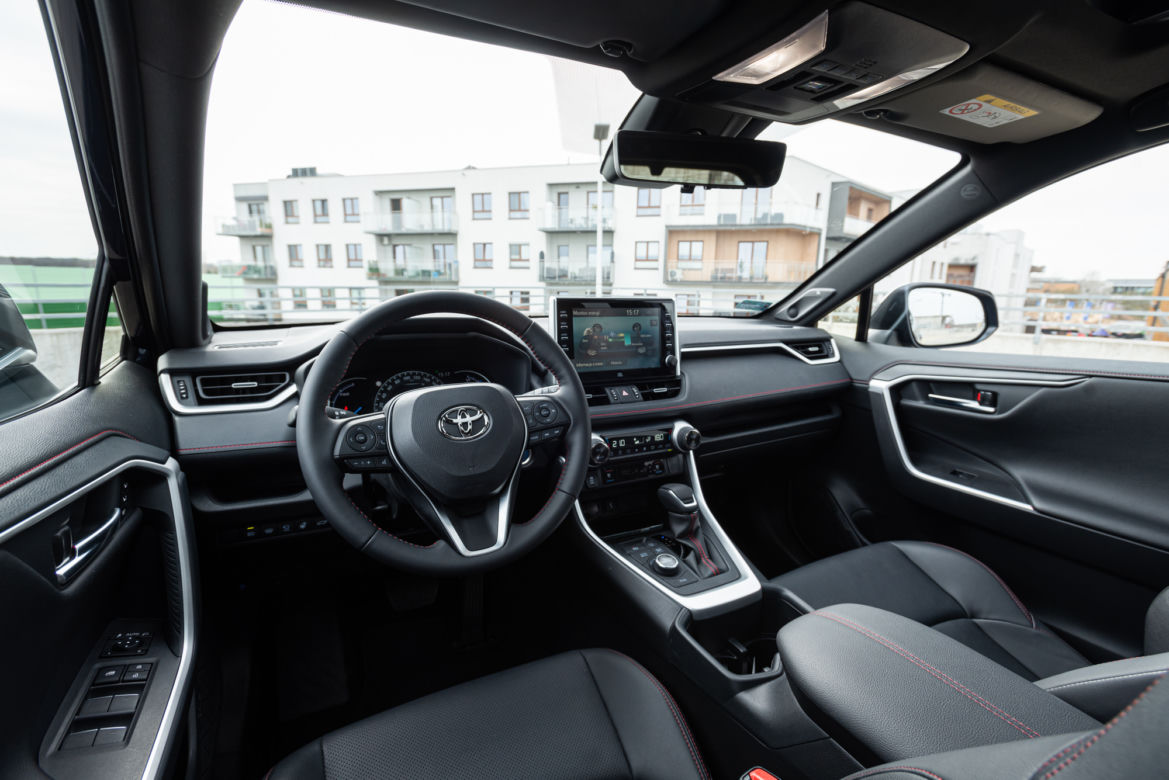 Toyota RAV4 Plug-in Hybrid - wnętrze