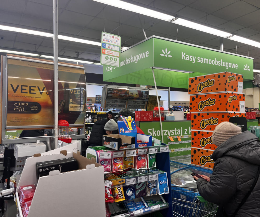 Sklepy otwierają się mimo zakazu. Niedziela przynosi krocie