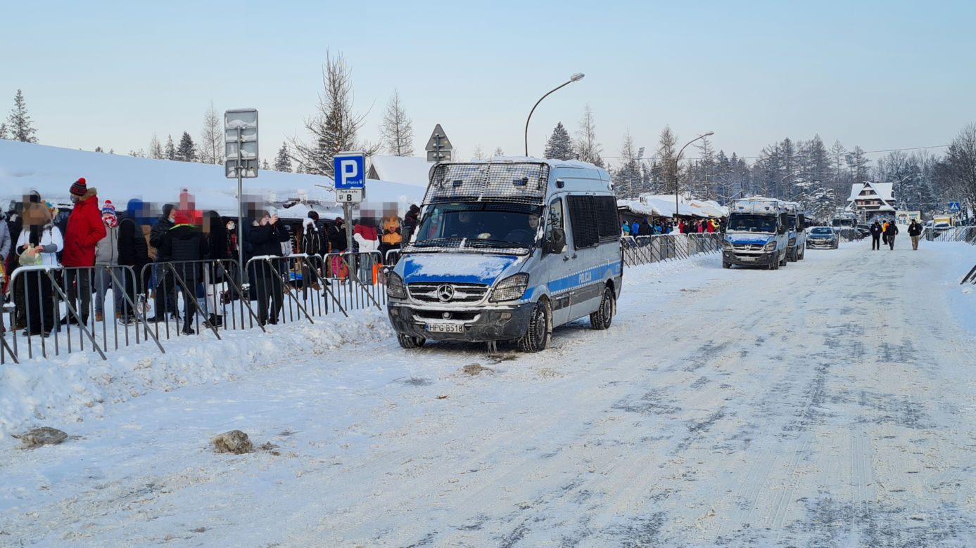Zastępy policji pod Wielką Krokwią