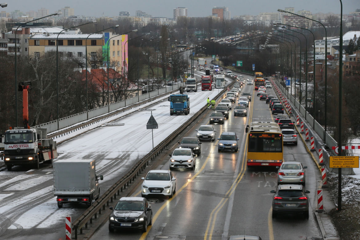 Slalom na Trasie Łazienkowskiej. Trwa remont wiaduktów