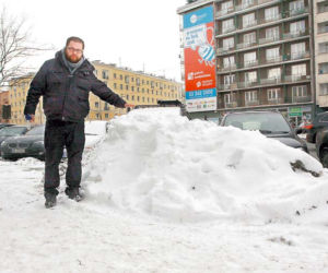 Miasto zawalone hałdami śniegu