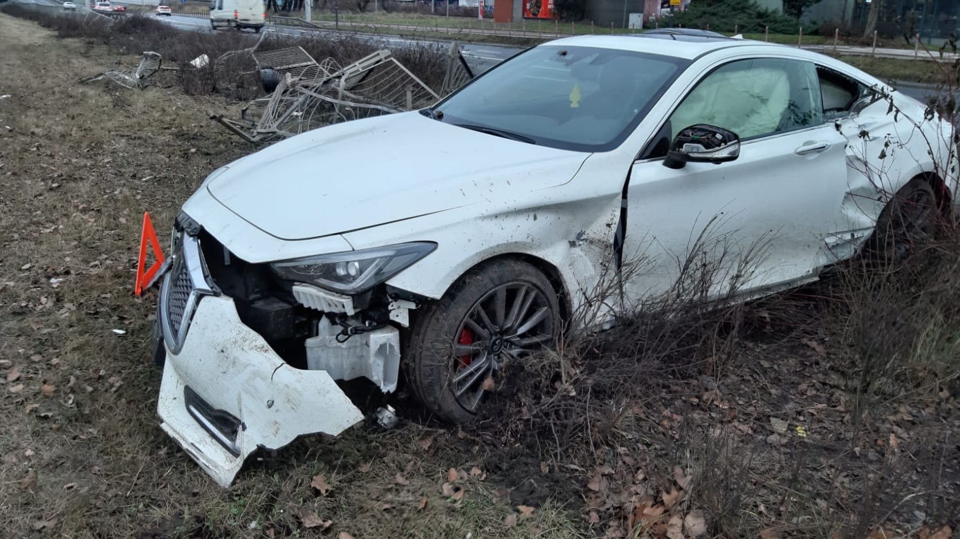 Rozbił sportowe auto i dał nogę. Policja szuka właściciela drogiego auta