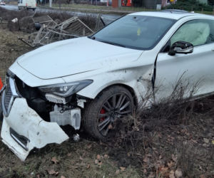 Rozbił sportowe auto i dał nogę. Policja szuka właściciela drogiego auta