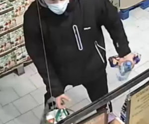 Opluł i skopał ekspedientkę. Tego mężczyzny szuka policja z Bydgoszczy