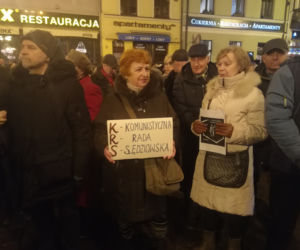 Manifestacja w obronie sądownictwa na Rynku Staromiejskim w Toruniu