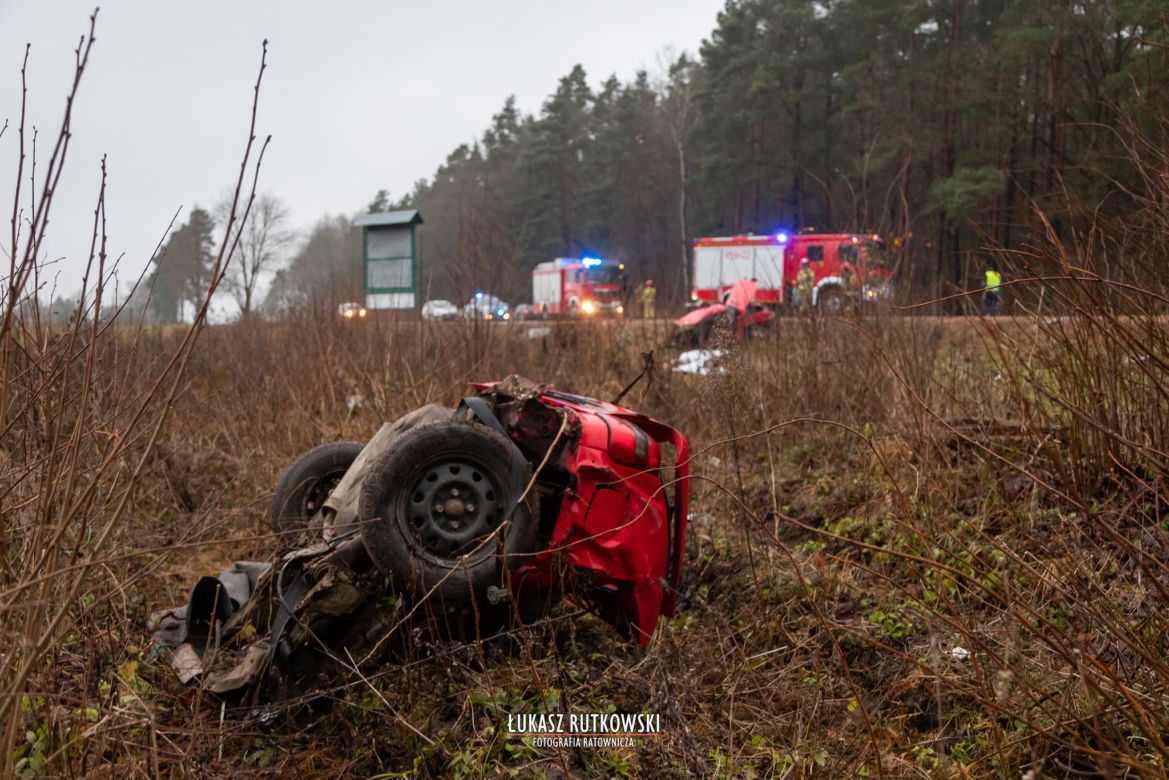Skoda rozpadła się na części. Koszmarny wypadek w Knyszynie. Dwie osoby zginęły na miejscu