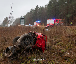Skoda rozpadła się na części. Koszmarny wypadek w Knyszynie. Dwie osoby zginęły na miejscu