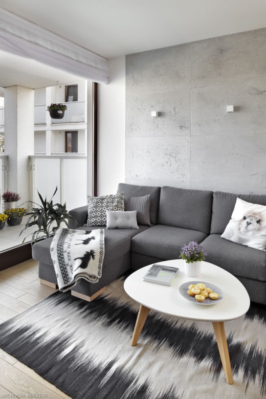 Szara sofa