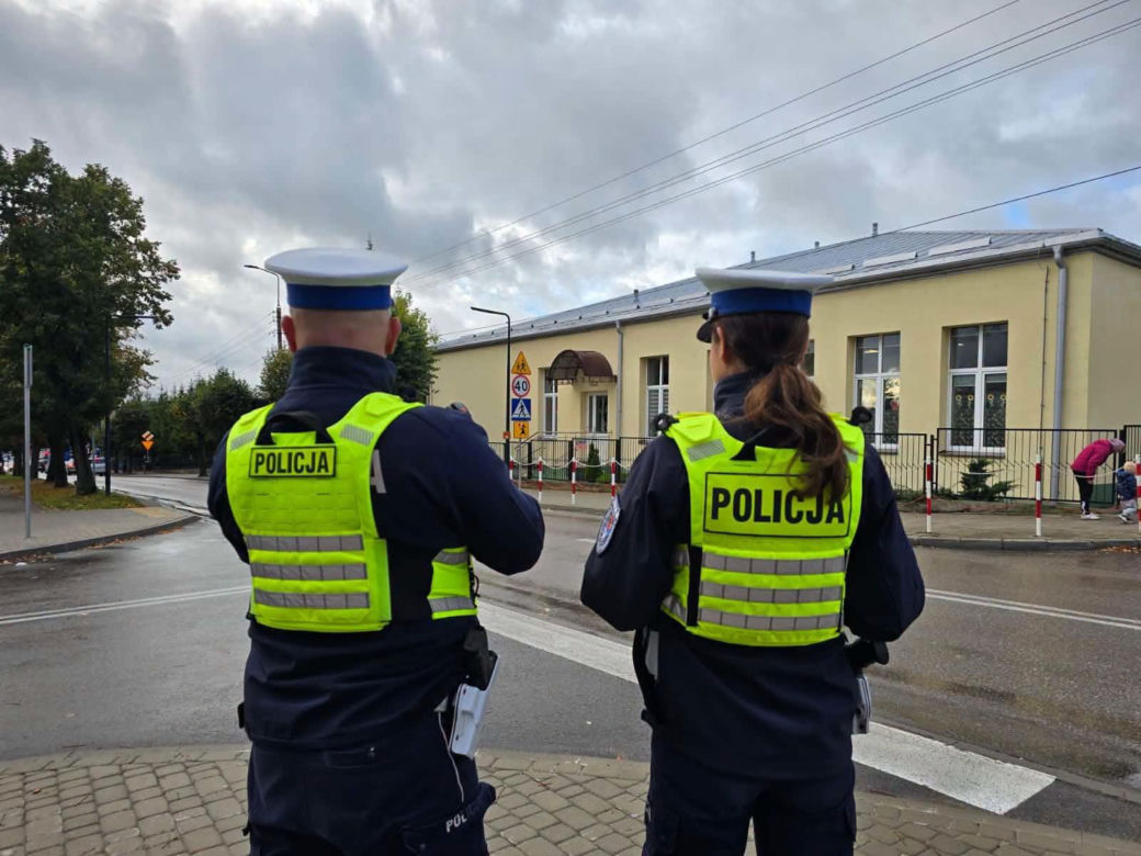 Radiowozy przed szkołami w Podlaskiem. Policja uspokaja rodziców i uczniów