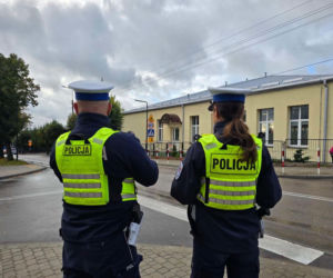 Radiowozy przed szkołami w Podlaskiem. Policja uspokaja rodziców i uczniów