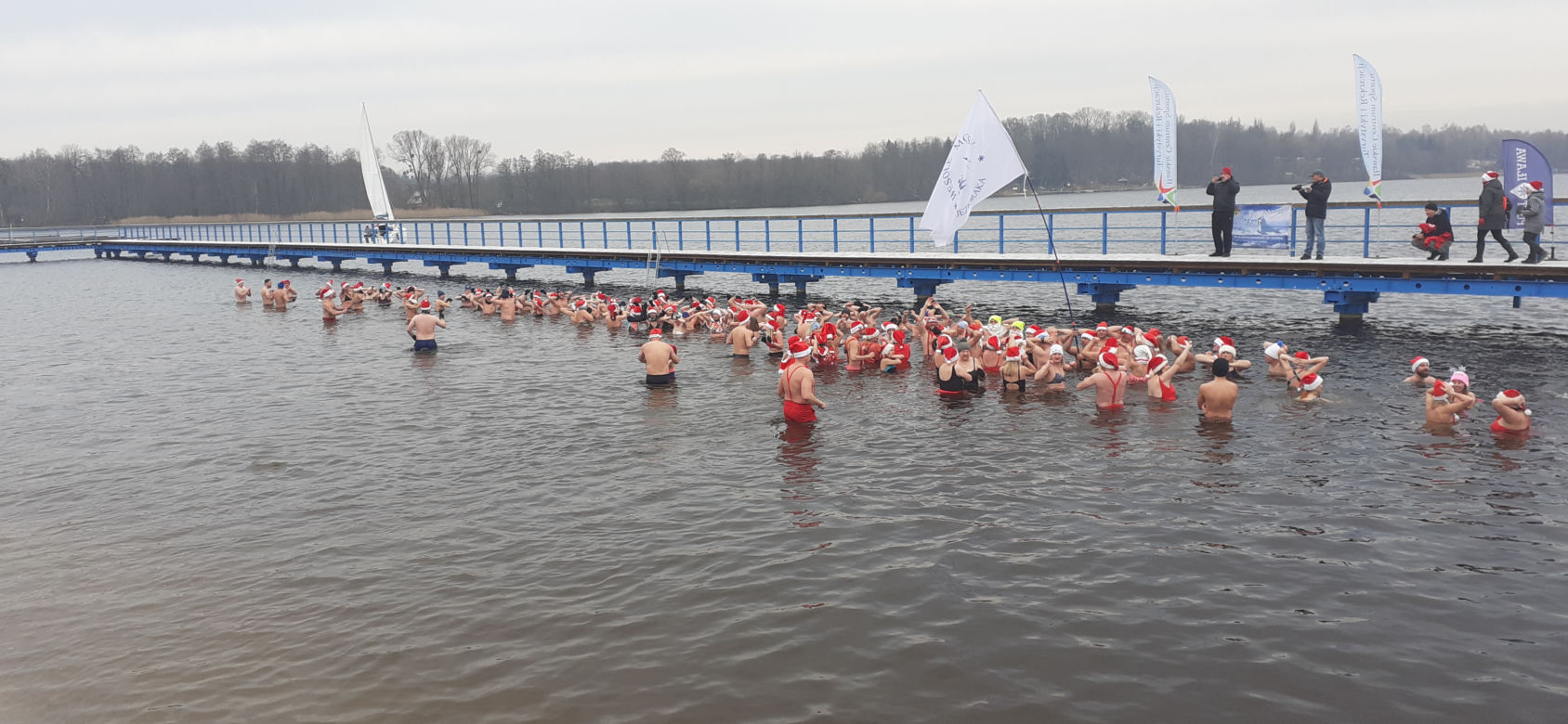 Morsy zbierały w lodowatej wodzie na rzecz iławskiego schroniska