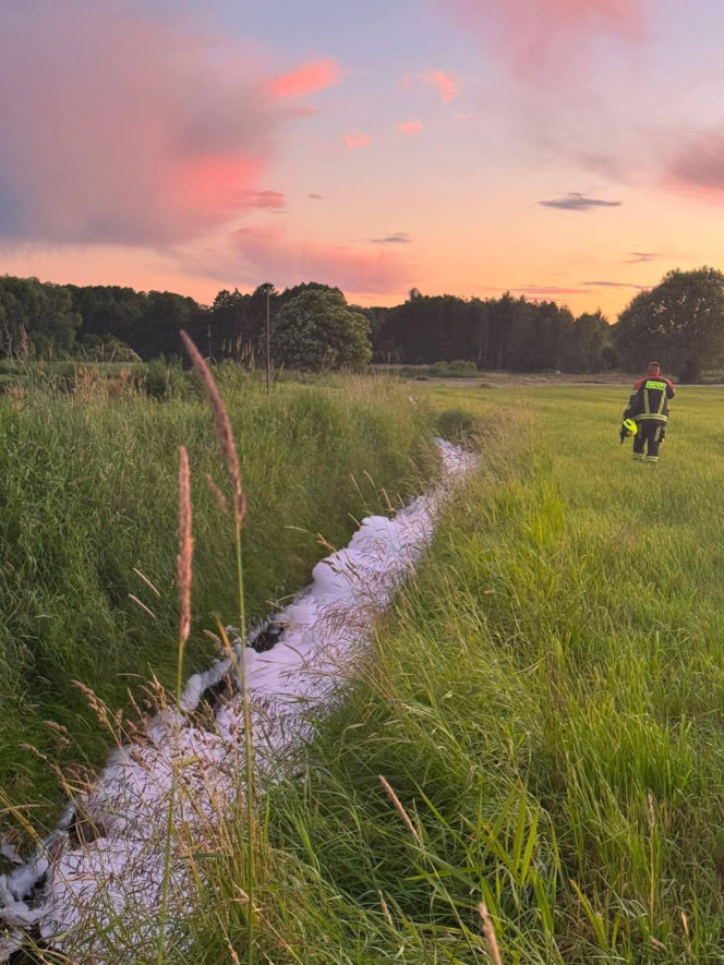 Gęsta piana w rzece na terenie Kałuszyna