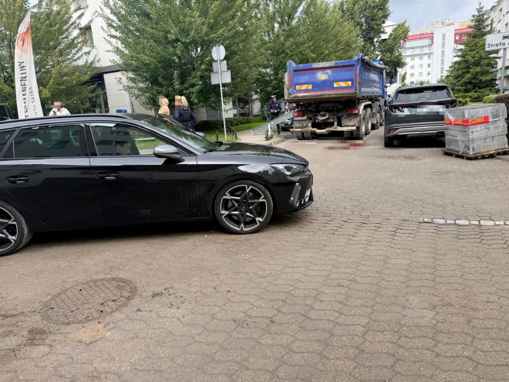 84-latka pod kołami ciężarówki w Warszawie. Dramatyczna walka o życie
