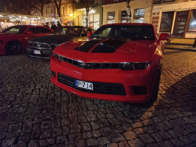 Świąteczny Zlot Amerykańskich Samochodów na Rynku w Lesznie