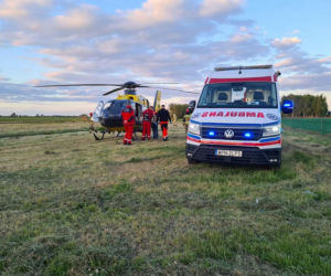 Sprzed domu zabrał ją śmigłowiec! 16-latka rozbiła się quadem na rodzinnej posesji pod Płońskiem [ZDJĘCIA]. 