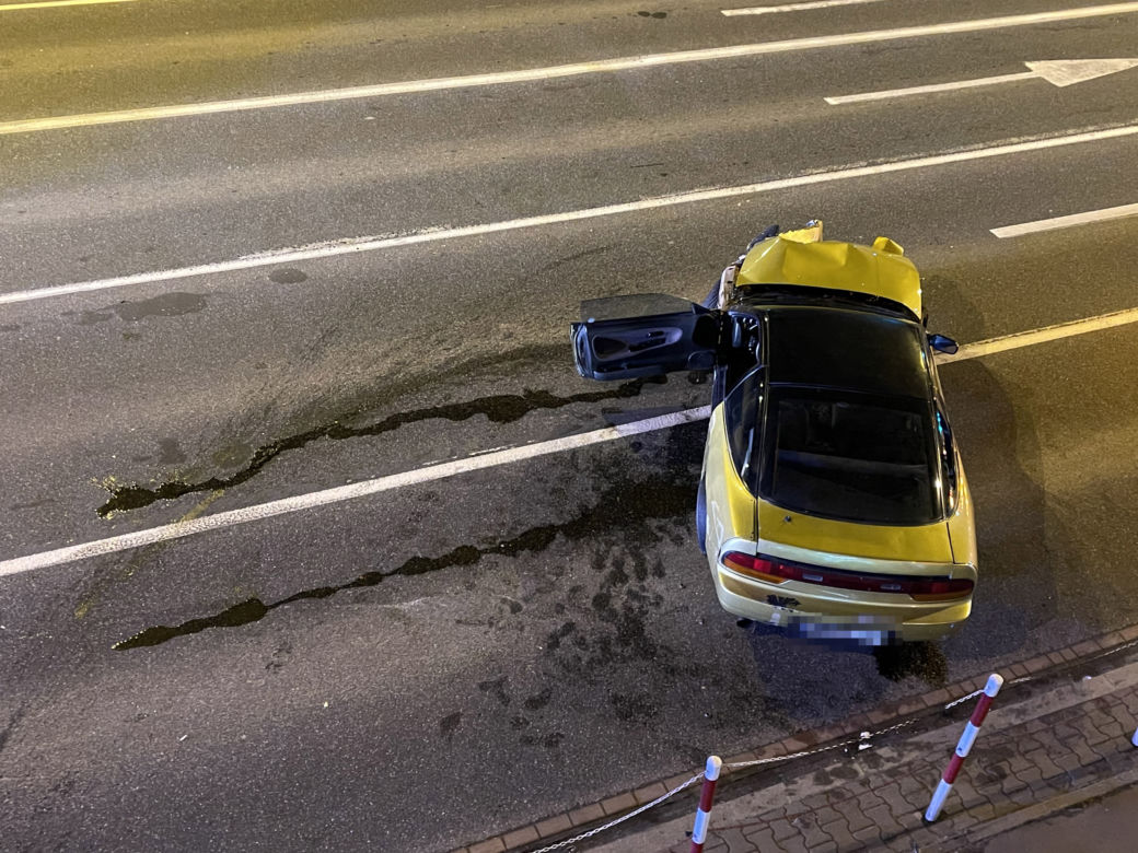 Nocna kraksa w Warszawie. Nissan zdemolował słupki