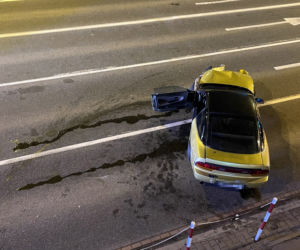 Nocna kraksa w Warszawie. Nissan zdemolował słupki