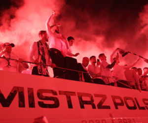 Mistrzowski autobus Legii Warszawa świętował pod pomnikiem Syrenki