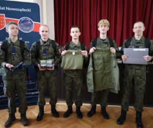  Mundury, laptopy i specjalne certyfikaty trafiły do uczniów z Marcinkowic