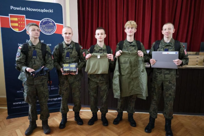 Mundury, laptopy i specjalne certyfikaty trafiły dla uczniów z Marcinkowic