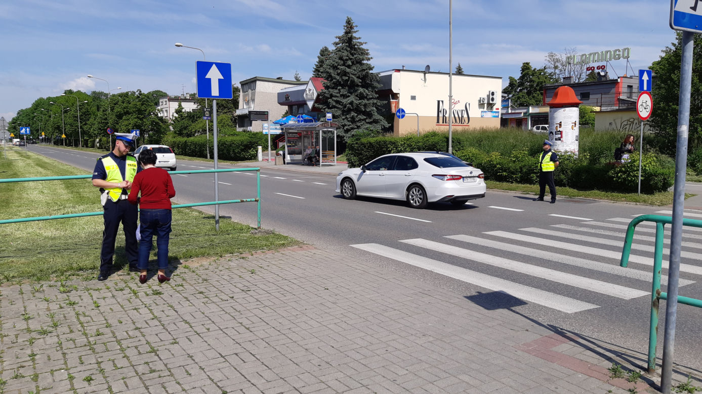 Mandat za używanie komórki na pasach. Akcja tarnowskiej policji. Zobacz zdjęcia!
