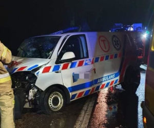 Wypadek w Borównie. Karetka uderzyła w drzewo [ZDJĘCIA]