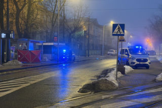 Na pomoc było za późno. Tajemnicza śmierć na przystanku w Warszawie
