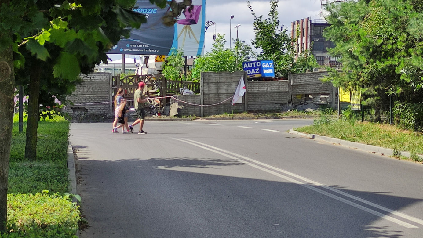Przerażający wypadek w Chełmży. Motocyklista wjechał w betonowy płot