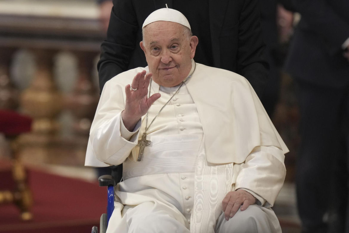 Wierni modlą się za Papieża Franciszka