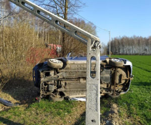 Stoczek. Jedna osoba nie żyje, dwie ranne! Wypadły z Kii Rio, która złamała słup energetyczny [ZDJĘCIA]