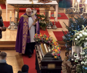 Kolorowe kwiaty okryły trumnę Anity. Wzruszające słowa księdza. Każdy z nas chciałby mieć taki pogrzeb