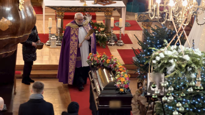 Kolorowe kwiaty okryły trumnę Anity. Wzruszające słowa księdza. "Każdy z nas chciałby mieć taki pogrzeb"