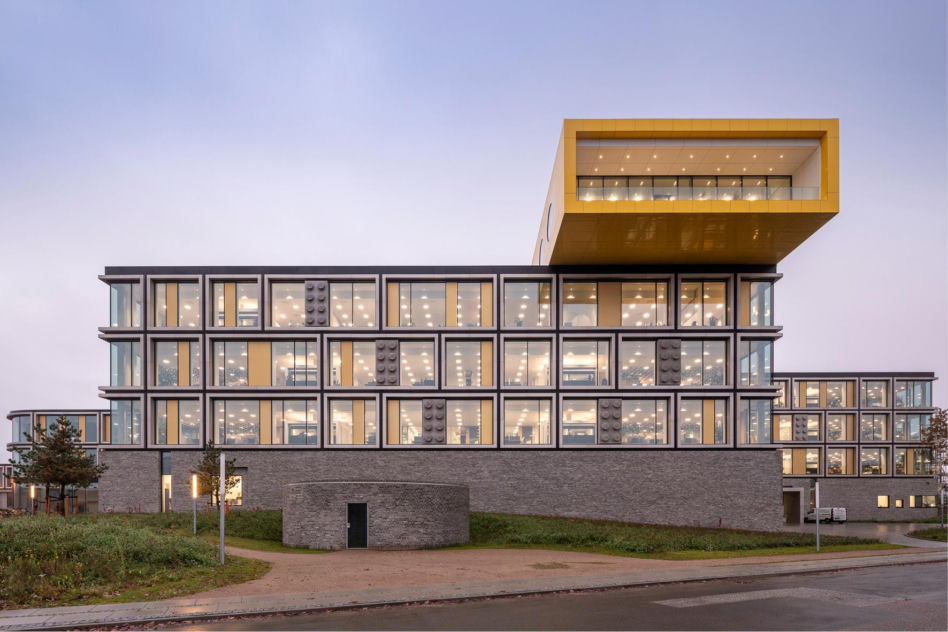 Fasada z klockami Lego; Lego Campus, Billund, Dania; proj. CF Møller Architects